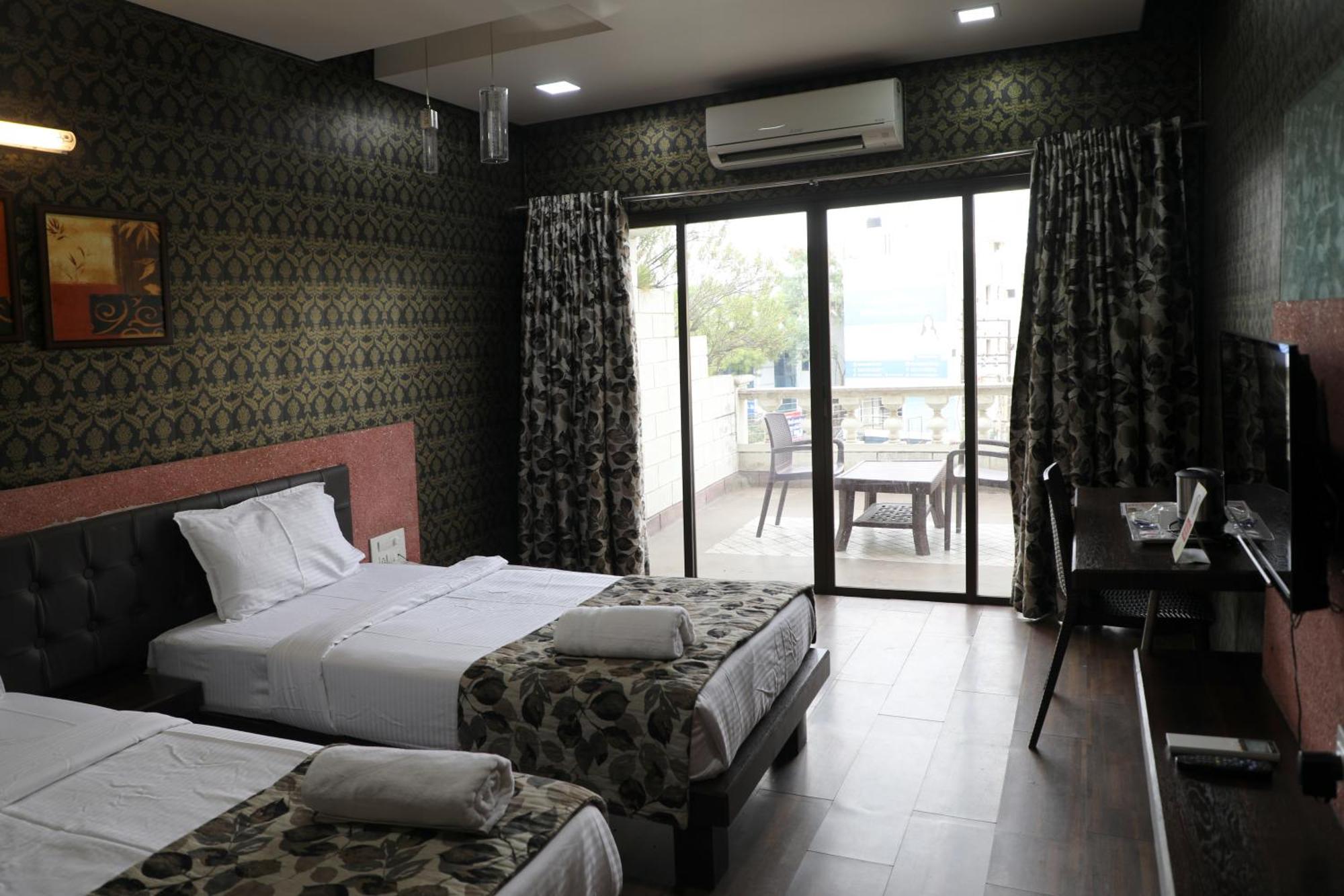 Hotel Pearls Aurangābād Extérieur photo